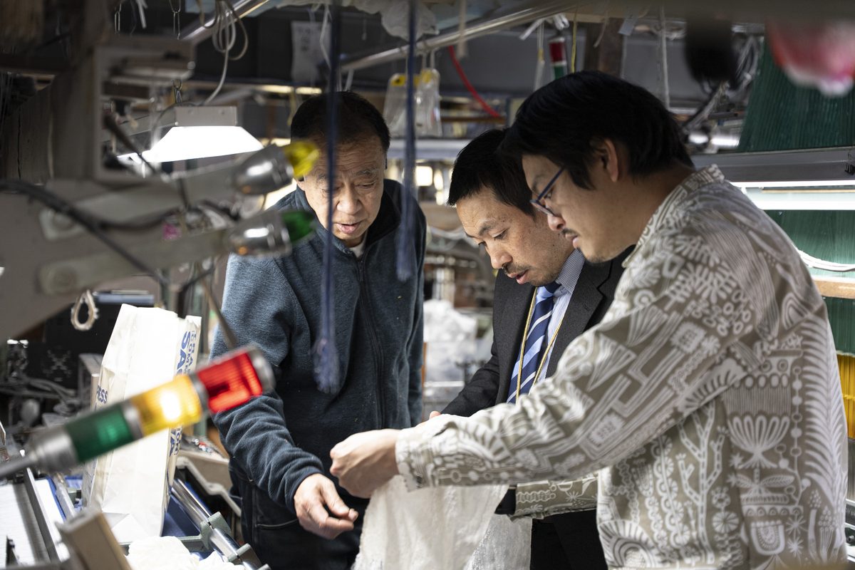織物工場での制作の様子